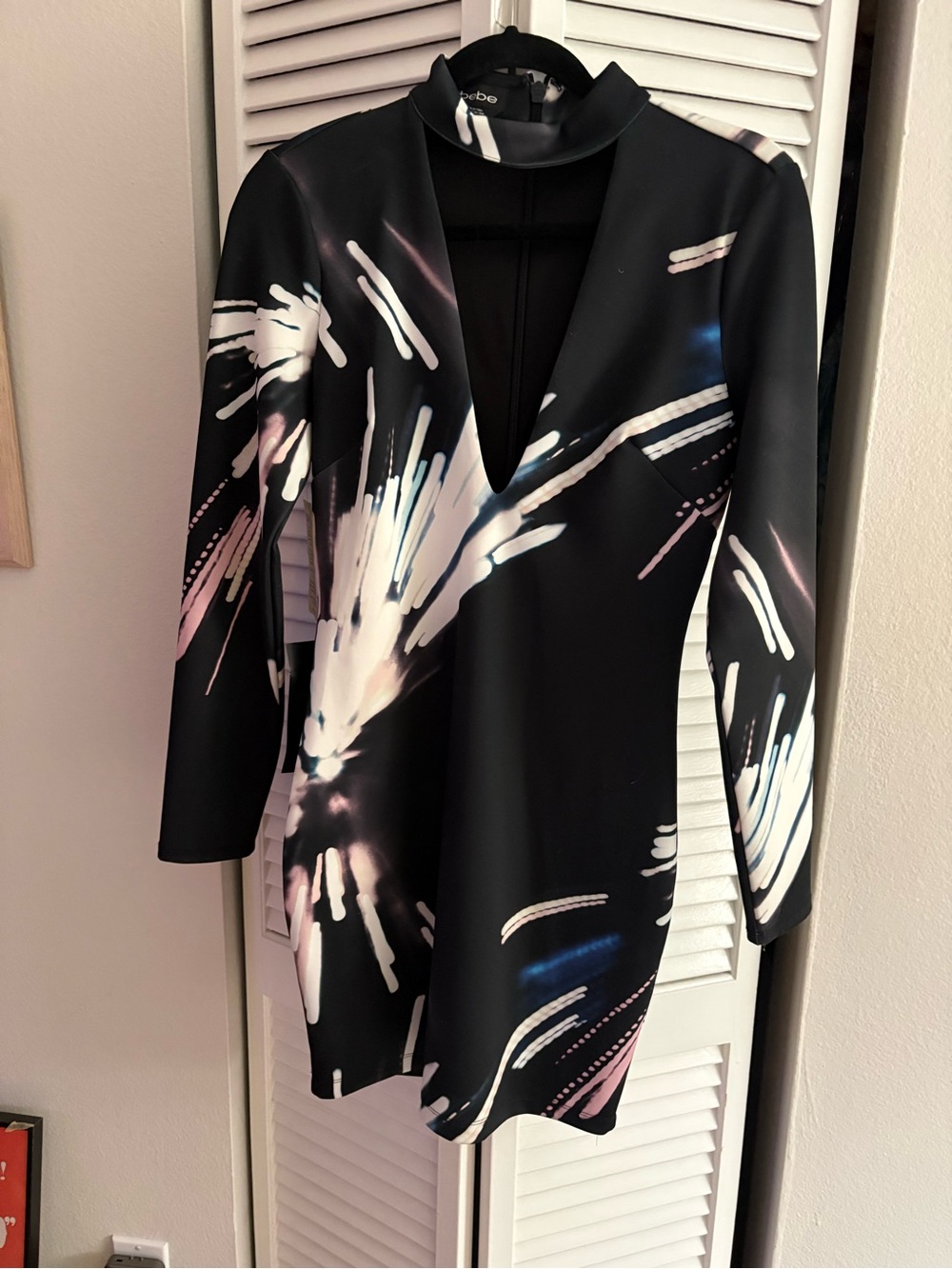 bebe Black Long-Sleeve V-Neck Abstract-Print Mini Dress new with tags